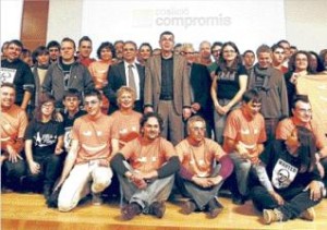 Morera, Ribó y Oltra, en el centro, junto a decenas de voluntarios de Compromís. 